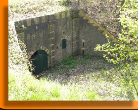 Forten - foto van ingang van batterij Fort Rhijnauwen