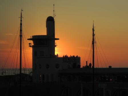 Zonsondergang boven de zee