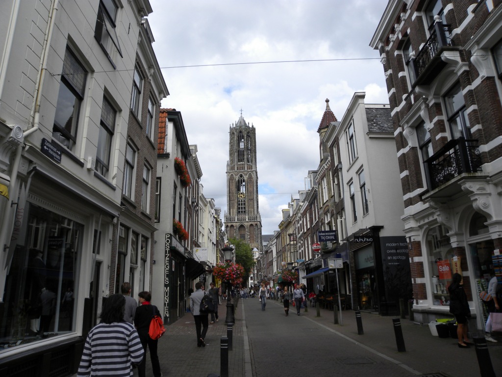 Uitzicht op Dom vanaf bijna begin Zadelstraat