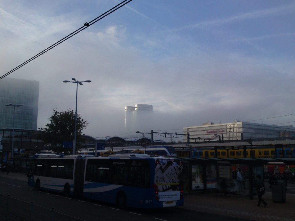 RABO bank gebouw doemt op uit de mist