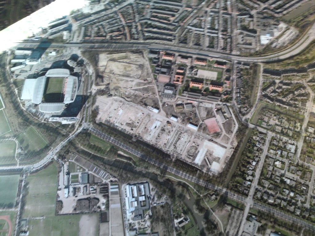 Luchtfoto als vloer in infocentrum Stationsgebied