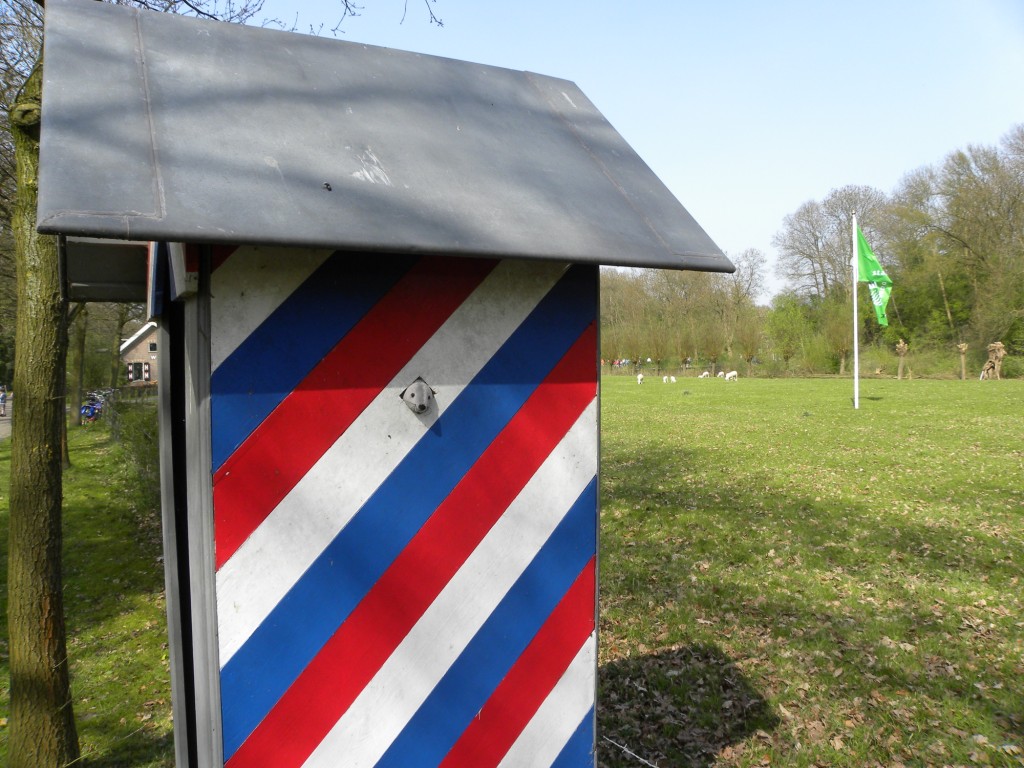 Amelie in schildwachtershuisje bij Fort Rhijnauwens