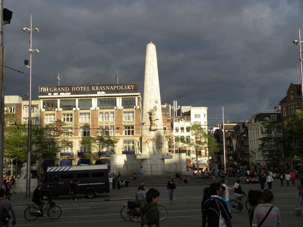 Monument op de Dam in avondzon