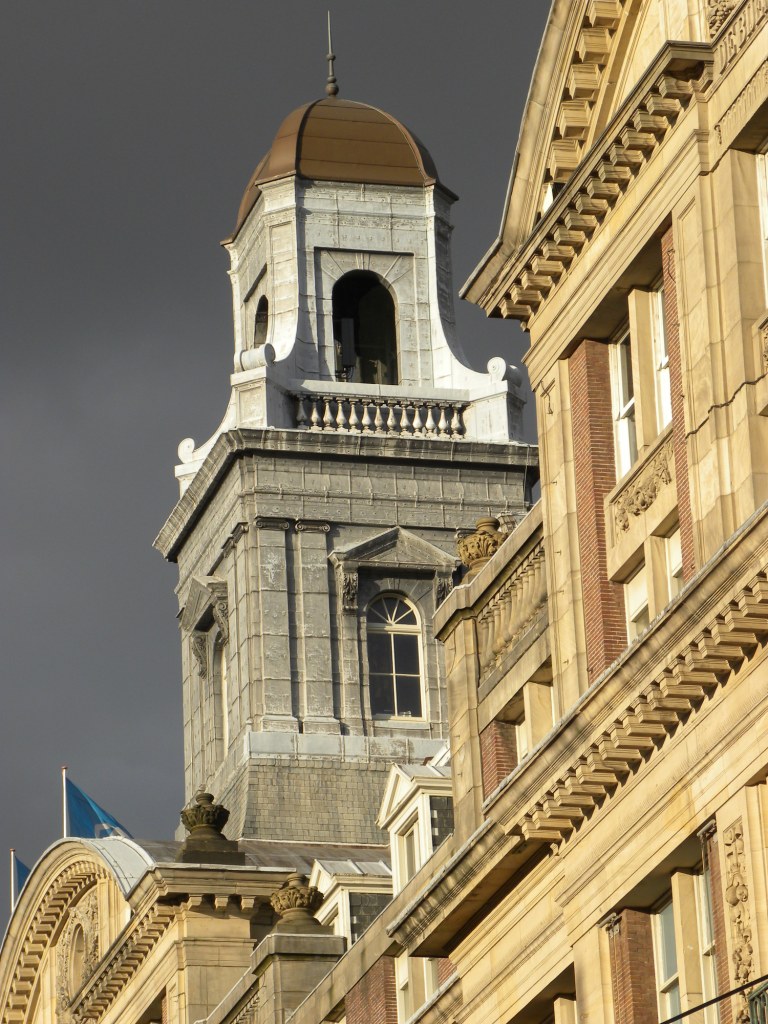 Bijenkorf gebouw in avondzon